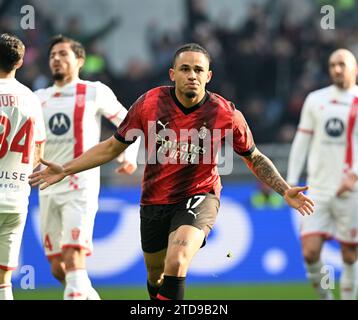 Mailand, Italien. Dezember 2023. Noah Okafor vom AC Milan feiert sein Tor während des Fußballspiels der Serie A zwischen dem AC Milan und Monza am 17. Dezember 2023 in Mailand. Quelle: Alberto Lingria/Xinhua/Alamy Live News Stockfoto