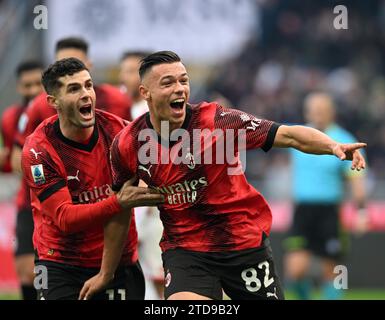 Mailand, Italien. Dezember 2023. Jan-Carlo Simic (R) vom AC Milan feiert sein Tor während des Fußballspiels der Serie A zwischen dem AC Milan und Monza am 17. Dezember 2023 in Mailand. Quelle: Alberto Lingria/Xinhua/Alamy Live News Stockfoto