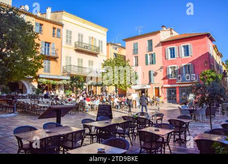 Valbonne, Frankreich. November 2019. Place des Arcades Stadtplatz im Dorf Valbonne, Blick bei Tag. Quelle: Vuk Valcic/Alamy Stockfoto