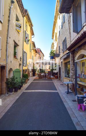 Valbonne Village, Frankreich. November 2019. Eine Straße im Dorf Valbonne. Quelle: Vuk Valcic/Alamy Stockfoto