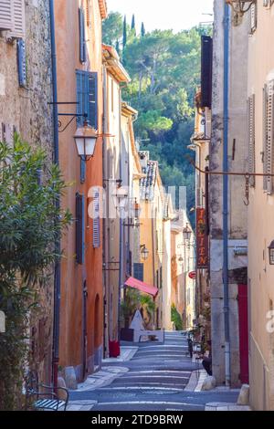 Valbonne Village, Frankreich. November 2019. Eine Straße im Dorf Valbonne. Quelle: Vuk Valcic/Alamy Stockfoto