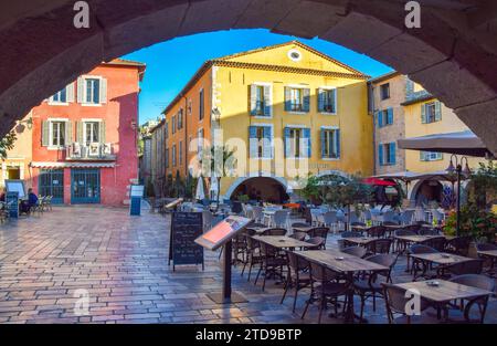 Valbonne, Frankreich. November 2019. Place des Arcades Stadtplatz im Dorf Valbonne, Blick bei Tag. Quelle: Vuk Valcic/Alamy Stockfoto