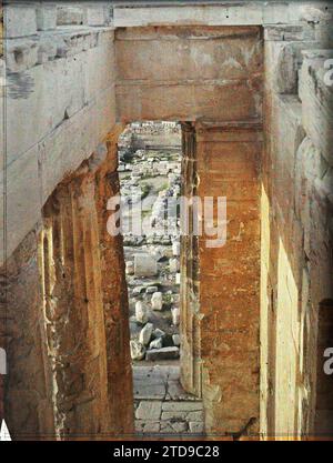 Athen, Griechenland auf der Akropolis, dem Parthenon. Blick vom Gipfel des Parthenon auf der Westseite: Vogelperspektive auf die Säulen der Opisthdome (oder hinteren Portikus) auf der linken Seite und die Wand des Parthenon selbst auf der rechten Seite, Habitat, Architektur, HD, Religion, Kunst, Tempel, archäologische Überreste, existiert in hoher Auflösung, Portico, Säule, griechisch-römischer Polytheismus, Antike, religiöse Architektur, Griechenland, Athen, Blick vom Gipfel des Parthenon, Athènes, 09/10/1913 - 09/10/1913, Léon, Auguste, Fotograf, 1913 - Balkan, Italien - Léon Busy und Auguste Léon - (September Stockfoto