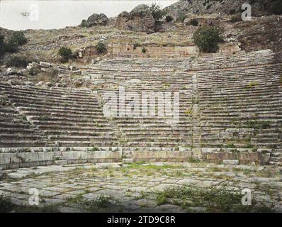 Delphi (archäologische Stätte), Griechenland Heiligtum von Apollo. Die Bühne und die Stände des Theaters, das die gesamte Spitze des Heiligtums dominiert, Habitat, Architektur, HD, Unterhaltung, Kunst, archäologische Überreste, existiert in High Definition, Show, öffentliche Bürgerarchitektur, Antike, Theater, Griechenland, Delphi Museum, Theater und Mauer, Delphes, 11/10/1913 - 13/10/1913, Léon, Auguste, Fotograf, 1913 - Balkan, Italien - Léon Busy und Auguste Léon - (September - 23. Oktober), Autochrome, Foto, Glas, Autochrome, Foto, positiv, Horizontal Stockfoto