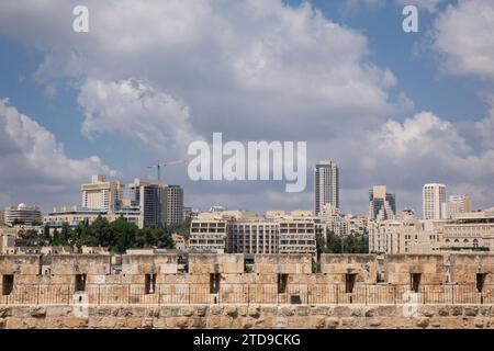 Mauern des Turms of David Museum in Jerusalem mit der Stadt Jerusalem im Hintergrund. Stockfoto