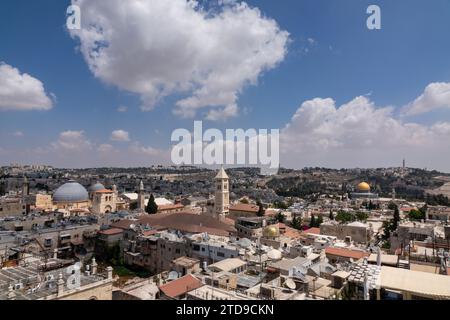 Blick auf Jerusalems Altstadt mit der Grabeskirche (L), der lutherischen Erlöserkirche (C) und dem Felsendom (R). Stockfoto