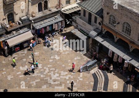 Enithaler Blick auf die Menschen, die auf dem Gehweg in der Nähe des Jaffa-Tors in der Altstadt von Jerusalem spazieren gehen. Stockfoto