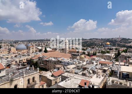 Blick auf Jerusalems Altstadt mit der Grabeskirche (L), der lutherischen Erlöserkirche (C) und dem Felsendom (R). Stockfoto