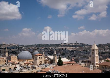 Blick auf Jerusalems Altstadt mit der Grabeskirche (L), der lutherischen Erlöserkirche (R) mit der Hebräischen Universität auf dem Stockfoto