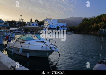 Morgenlicht auf den Booten im Hafen von Sissi, Kreta, Griechenland. Stockfoto