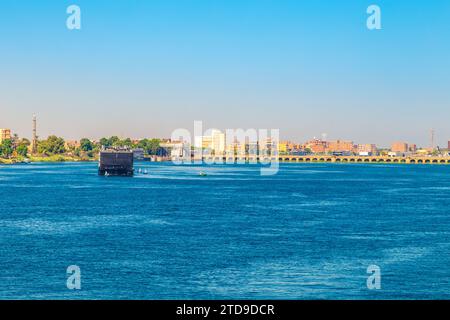 Kreuzfahrtschiffe passieren die Schleuse Esna. Wassertor am Nil verbindet Luxor und Assuan. Esna, Ägypten - 20. Oktober 2023. Stockfoto