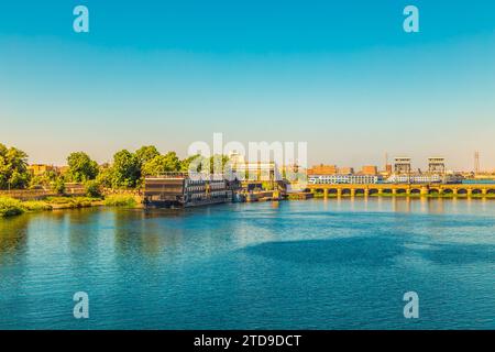 Kreuzfahrtschiffe passieren die Schleuse Esna. Wassertor am Nil verbindet Luxor und Assuan. Esna, Ägypten - 20. Oktober 2023. Stockfoto