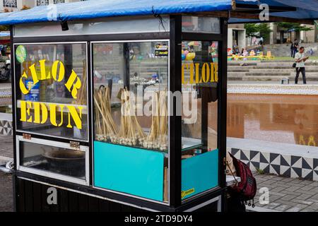 Cilor tusuk oder aci telur gulung ist ein typischer indonesischer Snack. Der Wagen des mobilen Händlers mit typisch indonesischem Street Food. Stockfoto