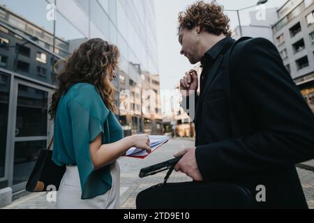 Unternehmer planen Wachstum im Stadtteil. Kollegen wenden sich für Wettbewerbsanalysen an. Betonung von Gewinn, Umsatz und Erfolg in neuen Märkten. Stockfoto