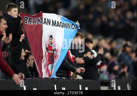 Die Fans von West Ham United halten Lucas Paqueta während des Spiels der Premier League im London Stadium in London. Bilddatum: Sonntag, 17. Dezember 2023. Stockfoto