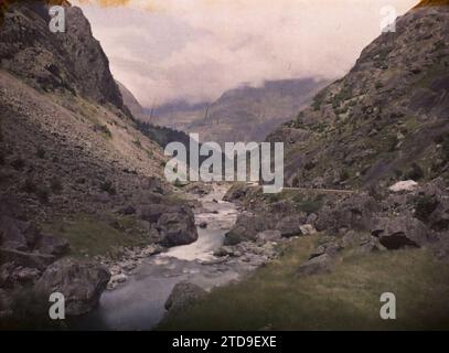 Gavarnie, Hautes-Pyrénées, Frankreich, Natur, Umwelt, Landschaft, Berg, Berg, Wasserlauf, Hydrografie, Frankreich, Route von Gèdre nach Gavarnie, Gavarnie, 01/07/1921 - 31/07/1921, Cuville, Fernand, 1920-1921 - Charente, Gironde, Basse-Pyrénées, Hautes Pyrénées - Fernand Cuville, Autochrome, Foto, Glas, Autochrome, Foto, positiv Stockfoto