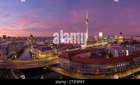 Abendstimmung im Zentrum von Berlin Mitte. 17.12.2023, Berlin, DE - Panorama vom Zentrum Berlin Mitte., Berlin Berlin Deutschland, DEU Mitte *** Abendatmosphäre im Zentrum von Berlin Mitte 17 12 2023, Berlin, DE Panorama vom Zentrum Berlin Mitte , Berlin Berlin Deutschland, DEU Mitte Stockfoto