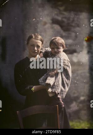 Umgebung von Campan, Lesponne-Tal, Hautes-Pyrénées, Frankreich, Menschen, Frau, Kind, Porträt, Frankreich, Ländertypen, Campan, 07/1921 - 31.07.1921, Cuville, Fernand, 1920-1921 - Charente, Gironde, Basse-Pyrénées, Hautes Pyrénées - Fernand Cuville, Autochrome, Foto, Glas, Autochrome, Foto, positiv Stockfoto