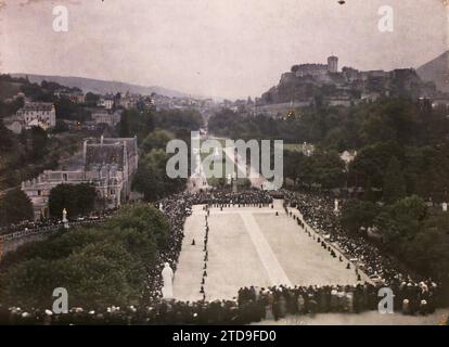 Lourdes, Hautes-Pyrénées, Frankreich, Religion, Habitat, Architektur, Pilgerfahrt, Christentum, religiöse Praxis, Menschenmenge, Prozession, Straße, Bezirk, Festung, Platz, Park, Garten, Stadtpanorama, Frankreich, Lourdes, Lourdes, 17.08/1921 - 17.08.1921, Cuville, Fernand, 1920-1921 - Charente, Gironde, Basse-Pyrénées, Hautes Pyrénées - Fernand Cuville, Autochrome, Foto, Glas, Autochrome, Foto, positiv Stockfoto