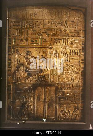 Kairo, Ägypten, Afrika Stele des Prinzen Antef im Ägyptischen Museum, Habitat, Architektur, Kunst, Religion, Museum, Stele, Grabarchitektur, Flachrelief, Malerei, ägyptischer Polytheismus, Skulpturen, Hieroglyphen, religiöse Architektur, Ägypten, Museum von Kairo, Stele des Prinzen Antouifi (10. Dynastie) (n°322), Le Caire, 09.01/1914 - 09.01.1914, Léon, Auguste, Fotograf, 1914 - Ägypte - Auguste Léon - (Januar-Februar), Autochrome, Foto, Glas, Autochrome, Foto, positiv, Vertikal, Format 9 x 12 cm Stockfoto