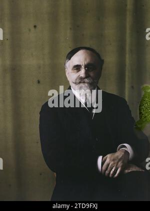 Eigentum von Albert Kahn, Boulogne, Frankreich Monsieur Charles Moureu, Wissenschaften, Techniken, Persönlichkeit, Menschen, erster Weltkrieg, Lehre, Physik, Chemie, Wissenschaftliche Persönlichkeit, Porträt, Persönlichkeit der Universität, Rücken, Konferenz, Kongress, literarische Persönlichkeit, Medaille, Dekoration, Hochschulbildung, Mann, Frankreich, Boulogne, Porträts, Herr A. Moureu, 18, Rue Pierre Curie, Boulogne propriété d'Albert Kahn, 10.05/1922 - 10.05.1922, Léon, Auguste, Fotograf, Autochrome, Foto, Glas, Autochrome, Foto, positiv, vertikal, Größe 9 x 12 cm Stockfoto