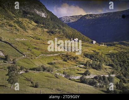 Stalheim, Norwegen Blick auf das Dorf und das Tal vom Hotel aus, Natur, Umwelt, Wirtschaftstätigkeit, HD, Lebensraum, Architektur, Landschaft, Berg, Berg, Landwirtschaft, Viehzucht, Tal, existiert in High Definition, ländliche Architektur, Stalheim, des Hotels, Stalheim, 14.08/1910 - 14.08.1910, Léon, Auguste, Fotograf, 1910 - Reise von Albert Kahn und Auguste Léon nach Skandinavien (9. August-14. September), Autochrome, Foto, Glas, Autochrome, Foto, positiv, Horizontal, Format 9 x 12 cm Stockfoto