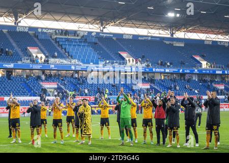 17.12.2023, Schauinsland-Reisen-Arena, Duisburg, DE, 3. Liga, MSV Duisburg vs SG Dynamo Dresden, 19. Spieltag, Saison 2023/24, im Bild: Jubel nach dem Spiel Jubel; jubeln; die gesamte Mannschaft u.a. Lucas Cueto (Dynamo Dresden #11) Lars Bruenning (Dynamo Dresden #23) Jakob Lewald (Dynamo Dresden #31) Tobias Kraulich (Dynamo Dresden #33) Robin Maximilian Meissner (Dynamo Dresden #21) Kyu-Hyun Park (Dynamo Dresden #02) Jonathan Meier (Dynamo Dresden #08) Tom Berger (Dynamo Dresden #06) Stefan Drljaca (Dynamo Dresden #01) Dennis Borkowski (Dynamo Dresden #29) Einzelaktion, Ganzkörper / Stockfoto