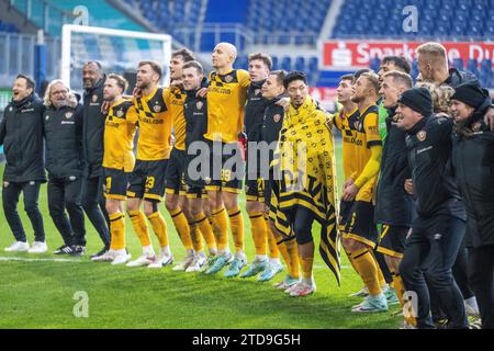 17.12.2023, Schauinsland-Reisen-Arena, Duisburg, DE, 3. Liga, MSV Duisburg vs SG Dynamo Dresden, 19. Spieltag, Saison 2023/24, im Bild: Jubel nach dem Spiel Jubel; jubeln; die gesamte Mannschaft u.a. Lucas Cueto (Dynamo Dresden #11) Lars Bruenning (Dynamo Dresden #23) Jakob Lewald (Dynamo Dresden #31) Tobias Kraulich (Dynamo Dresden #33) Robin Maximilian Meissner (Dynamo Dresden #21) Kyu-Hyun Park (Dynamo Dresden #02) Jonathan Meier (Dynamo Dresden #08) Tom Berger (Dynamo Dresden #06) Stefan Drljaca (Dynamo Dresden #01) Dennis Borkowski (Dynamo Dresden #29) Einzelaktion, Ganzkörper / Stockfoto