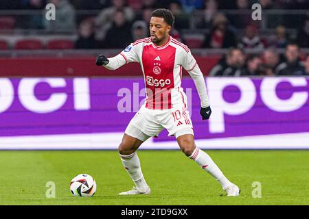 Amsterdam, Niederlande. Dezember 2023. AMSTERDAM, NIEDERLANDE - 17. DEZEMBER: Chuba Akpom von Ajax dribbelt während des niederländischen Eredivisie-Spiels zwischen Ajax und PEC Zwolle in der Johan Cruijff Arena am 17. Dezember 2023 in Amsterdam. (Foto von Andre Weening/Orange Pictures) Credit: Orange Pics BV/Alamy Live News Stockfoto