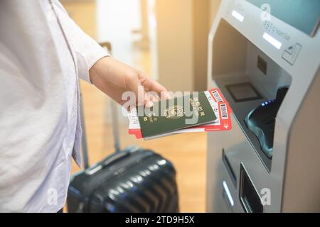 Check-in an einem Automaten am Flughafen, um ein Ticket zu erhalten Stockfoto