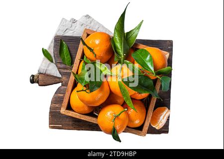 Organische Mandarinen, Mandarinen mit grünen Blättern in Holzkiste. Isoliert auf weißem Hintergrund Stockfoto