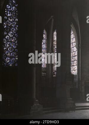 Chartres, Frankreich Buntglasfenster des südlichen Teils des Ambulatoriums und der Kapelle, bekannt als „die Bekenner“ oder des Heiligen Nikolaus in der Kathedrale Notre-Dame, Gehäuse, Architektur, Kunst, Kirche, Innenansicht, Dekorative Kunst, Buntglasfenster, Mittelalter, Frankreich, Chartres, Buntglasfenster der Apsis, Chartres, 17.08/1922 - 17.08.1922, Léon, Auguste, Fotograf, 1922 - Chartres (Eure-et-Loir) - Auguste Léon - (August), Autochrome, Foto, Glas, Autochrome, Foto, positiv, Vertikal, Format 9 x 12 cm Stockfoto