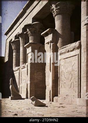 Edfu, Ägypten, Afrika Eingang zu den Pronaos (Vestibül) des Tempels des Horus, Tier, Habitat, Architektur, Kunst, Religion, Statue, Heiliges Tier, Tempel, repräsentiertes Tier, fantastisches Tier, archäologische Überreste, Skulptur, Basrelief, Säule, ägyptischer Polytheismus, Skulpturen, Hieroglyphen, religiöse Architektur, Ägypten, Edfu, Portico mit Blick auf den Pylon im Innenhof, Edfou, 24.01/1914 - 24.01.1914, Léon, Auguste, Fotograf, 1914 - Ägypte - Auguste Léon - (Januar-Februar), Autochrome, Foto, Glas, Autochrome, Foto, positiv, Vertikal, Format 9 x 12 cm Stockfoto