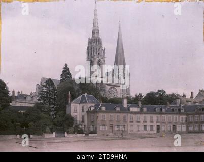 Chartres, Frankreich Place Châtelet mit der Kathedrale im Hintergrund, Religion, Habitat, Architektur, Kunst, Kirche, Christentum, Glockenturm, Wohnung, Straße, Bezirk, Platz, Mittelalter, religiöse Architektur, Frankreich, Chartres, der Place Châtelet, im Hintergrund, die Kathedrale, Chartres, 18.08/1922 - 18.08.1922, Léon, Auguste, Fotograf, 1922 - Chartres (Eure-et-Loir) - Auguste Léon - (August), Autochrome, Foto, Glas, Autochrome, Foto, positiv, Horizontal, Format 9 x 12 cm Stockfoto