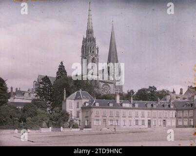 Chartres, Frankreich Place Châtelet mit der Kathedrale im Hintergrund, Religion, Habitat, Architektur, Kunst, Kirche, Christentum, Glockenturm, Wohnung, Straße, Bezirk, Platz, Mittelalter, religiöse Architektur, Frankreich, Chartres, der Place Châtelet, im Hintergrund, die Kathedrale, Chartres, 18.08/1922 - 18.08.1922, Léon, Auguste, Fotograf, 1922 - Chartres (Eure-et-Loir) - Auguste Léon - (August), Autochrome, Foto, Glas, Autochrome, Foto, positiv, Horizontal, Format 9 x 12 cm Stockfoto