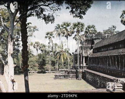 Angkor, Kambodscha, Indochina Ein Teil der umliegenden Galerie, die die Basis des Tempelbergs und des nordwestlichen Eckpavillons bildet, Religion, Kunst, Habitat, Architektur, Buddhismus, Tempel, Hinduismus, Palmenhain, Skulptur, Galerie, Architekturnonne, Kambodscha, Angkor-Wat, Nordfassade, Angkor Vat, 01/01/1921 - 31/12/1921, Geschäftig, Léon, Léon beschäftigte Fotografin en Indochine, Autochrome, Foto, Glas, Autochrome, Foto, positiv, Horizontal, Format 9 x 12 cm Stockfoto