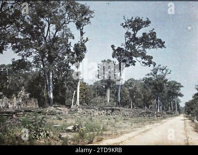 Angkor, Kambodscha, Indochina Ein Panorama der königlichen Terrassen, genannt 'Elefantenterrassen', Religion, Tier, Kunst, Habitat, Architektur, Buddhismus, Tempel, repräsentiertes Tier, fantastisches Tier, Elefant, Hinduismus, Skulptur, Basrelief, Terrasse, Palast, Schloss, religiöse Architektur, Kambodscha, Angkor-Thom, Allgemeiner Blick auf die Terrasse von Honor, Angkor Thom, 01/01/1921 - 31/12/1921, geschäftig, Léon, Léon beschäftigte Fotografin en Indochine, Autochrome, Foto, Glas, Autochrome, Foto, positiv, Horizontal, Format 9 x 12 cm Stockfoto