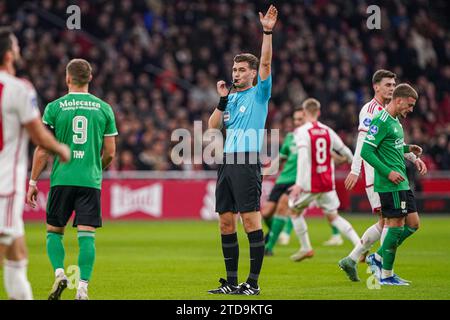 Amsterdam, Niederlande. Dezember 2023. AMSTERDAM, NIEDERLANDE - 17. DEZEMBER: Schiedsrichter Joey Kooij pfeift während des niederländischen Eredivisie-Spiels zwischen Ajax und PEC Zwolle in der Johan Cruijff Arena am 17. Dezember 2023 in Amsterdam. (Foto von Andre Weening/Orange Pictures) Credit: Orange Pics BV/Alamy Live News Stockfoto