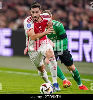 Amsterdam, Niederlande. Dezember 2023. AMSTERDAM, NIEDERLANDE - 17. DEZEMBER: Josip Sutalo von Ajax dribbelt während des niederländischen Eredivisie-Spiels zwischen Ajax und PEC Zwolle in der Johan Cruijff Arena am 17. Dezember 2023 in Amsterdam. (Foto von Andre Weening/Orange Pictures) Credit: Orange Pics BV/Alamy Live News Stockfoto