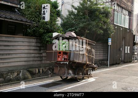 Fukuoka, Japan; 1. Oktober 2023: Yatai parkte auf der Straße. Ein Yatai ist ein kleiner, mobiler Imbissstand in Japan, der normalerweise Ramen oder andere Lebensmittel verkauft. Stockfoto