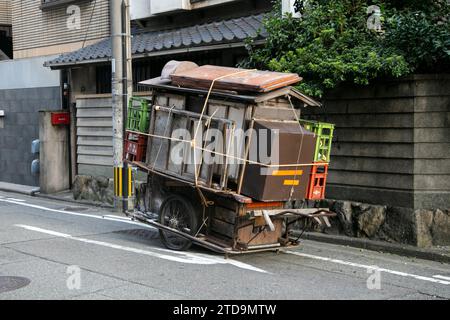 Fukuoka, Japan; 1. Oktober 2023: Yatai parkte auf der Straße. Ein Yatai ist ein kleiner, mobiler Imbissstand in Japan, der normalerweise Ramen oder andere Lebensmittel verkauft. Stockfoto