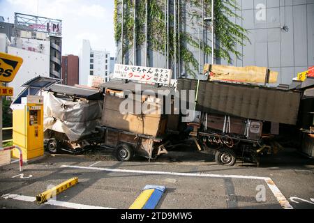 Fukuoka, Japan; 1. Oktober 2023: Yatai parkte auf der Straße. Ein Yatai ist ein kleiner, mobiler Imbissstand in Japan, der normalerweise Ramen oder andere Lebensmittel verkauft. Stockfoto