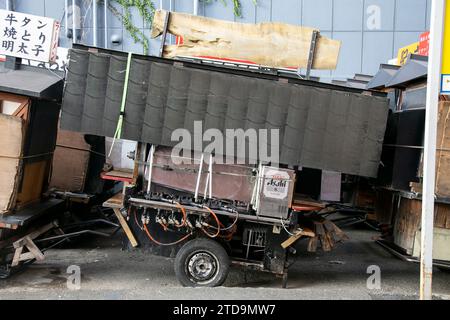 Fukuoka, Japan; 1. Oktober 2023: Yatai parkte auf der Straße. Ein Yatai ist ein kleiner, mobiler Imbissstand in Japan, der normalerweise Ramen oder andere Lebensmittel verkauft. Stockfoto