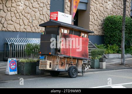 Fukuoka, Japan; 1. Oktober 2023: Yatai parkte auf der Straße. Ein Yatai ist ein kleiner, mobiler Imbissstand in Japan, der normalerweise Ramen oder andere Lebensmittel verkauft. Stockfoto