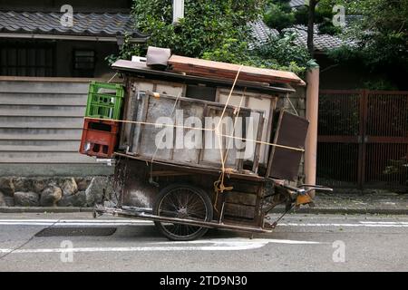 Yatay Cart auf einer Straße in Fukuoka, Japan. Ein Yatai ist ein kleiner, mobiler Imbissstand in Japan, der normalerweise Ramen oder andere Lebensmittel verkauft. Stockfoto