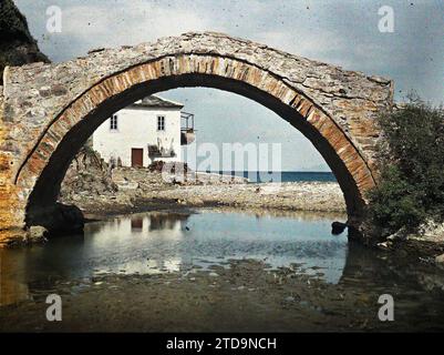 Das Kloster von Esphigmenou, Griechenland, Habitat, Architektur, Meer, Ozean, Bauingenieurwesen, Kloster, Brücke, Mount Athos, Esphiguemenou, in unmittelbarer Nähe zum Kloster Esphigmenou, Mont Athos, 10/09/1913 - 10/09/1913, Passet, Stéphane, Fotograf, 1913 - Balkan, Griechenland, Bulgarie - Stéphane Passet - (30. August-21. Oktober), Autochrome, Foto, Glas, Autochrome, Foto, positiv Stockfoto