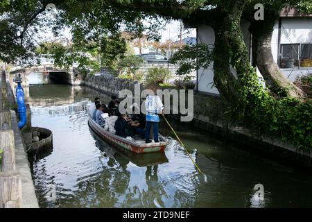 Yanagawa, Japan; 10. Oktober 2023: Die Stadt Yanagawa in Fukuoka hat wunderschöne Kanäle, um entlang der Boote zu spazieren, die von erfahrenen Bootsführern betrieben werden. Stockfoto