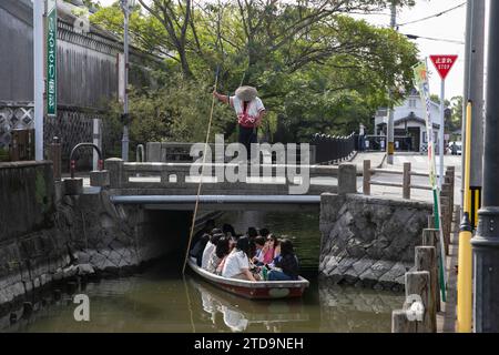 Yanagawa, Japan; 10. Oktober 2023: Die Stadt Yanagawa in Fukuoka hat wunderschöne Kanäle, um entlang der Boote zu spazieren, die von erfahrenen Bootsführern betrieben werden. Stockfoto