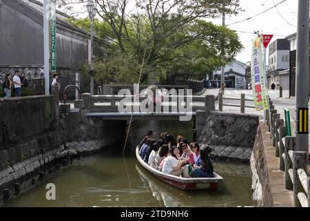 Yanagawa, Japan; 10. Oktober 2023: Die Stadt Yanagawa in Fukuoka hat wunderschöne Kanäle, um entlang der Boote zu spazieren, die von erfahrenen Bootsführern betrieben werden. Stockfoto