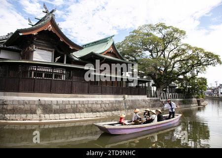 Yanagawa, Japan; 10. Oktober 2023: Die Stadt Yanagawa in Fukuoka hat wunderschöne Kanäle, um entlang der Boote zu spazieren, die von erfahrenen Bootsführern betrieben werden. Stockfoto